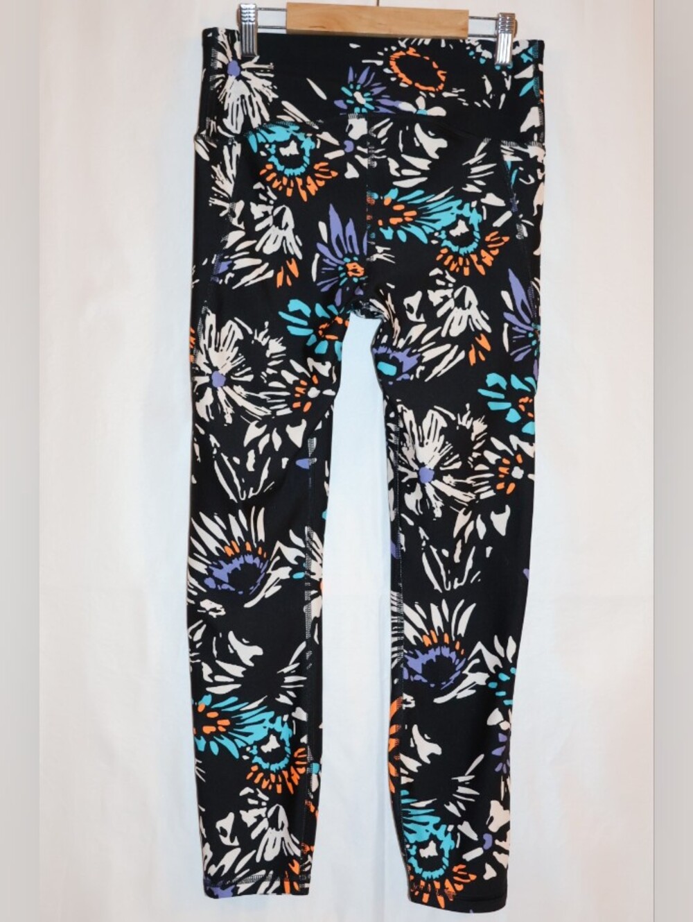 Under Armour HeatGear No-Slip Waistband Printed Ankle Leggings.